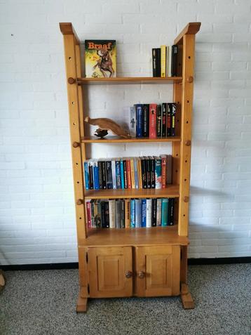 Licht eiken boeken/kaaskast beschikbaar voor biedingen