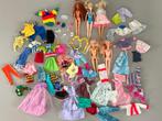 Set met veel tienerpoppen en kleertjes wo. Barbie., Ophalen of Verzenden, Gebruikt, Kleertjes