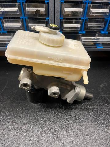 BMW E36 Hoofdremcilinder met reservoir beschikbaar voor biedingen