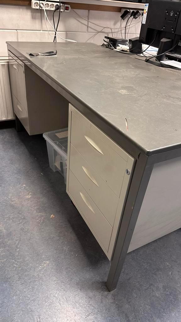 Industrieel stalen bureau, Huis en Inrichting, Kasten | Roldeurkasten en Archiefkasten, Gebruikt, Minder dan 100 cm, 100 tot 150 cm