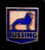 Büssing broche in emaille uitvoering- 23x25 mm., Verzamelen, Speldjes, Pins en Buttons, Verzenden, Nieuw, Transport, Speldje of Pin