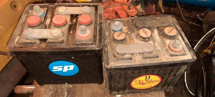 2 oude 6 volt accu's bakelieten / kunststof, Auto-onderdelen, Accu's en Toebehoren, Gebruikt, Ophalen