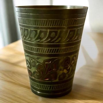 Een decoratief vintage glas gemaakt van messing uit India beschikbaar voor biedingen