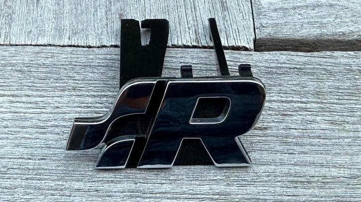 Originele Volkswagen (VW) R-line grill logo, Auto-onderdelen, Carrosserie en Plaatwerk, Bumper, Volkswagen, Voor, Nieuw, Ophalen of Verzenden