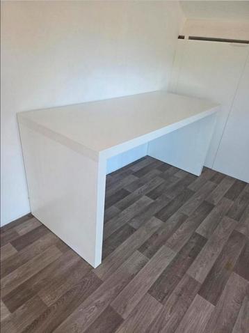 Ikea Malm bureau  beschikbaar voor biedingen
