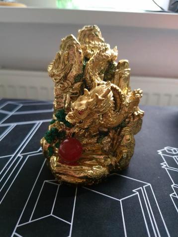 Beeldje van gouden draak met bol beschikbaar voor biedingen
