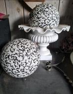2 stenen bollen Barok patroon, Ophalen, Zo goed als nieuw