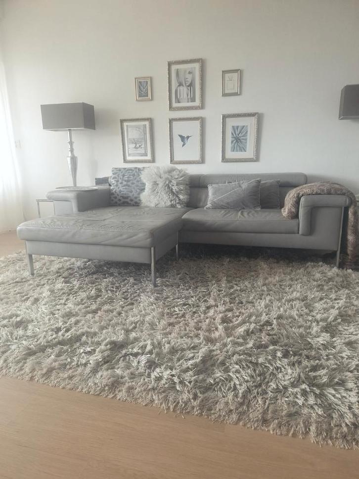 Grijze leren bank + hocker, verstelbare hoofdsteunen, Huis en Inrichting, Banken | Bankstellen, Ophalen