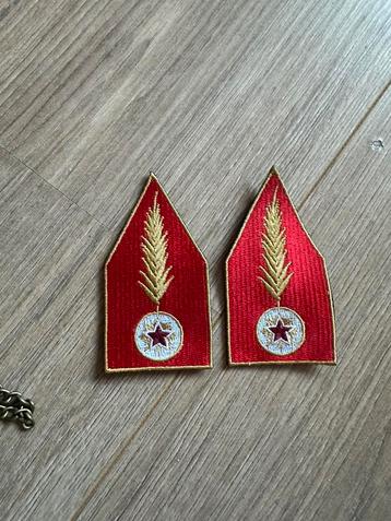 Kraagspiegels afrikaans socialistische officier beschikbaar voor biedingen
