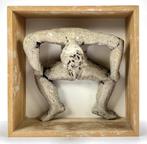 568. Keramisch beeld in box, Greetje Hoving, 21e eeuw