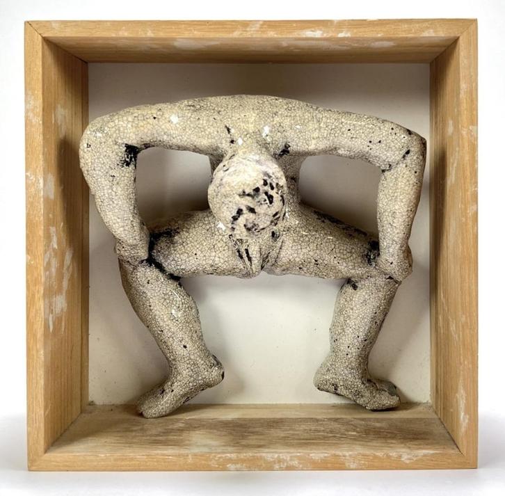 568. Keramisch beeld in box, Greetje Hoving, 21e eeuw, Antiek en Kunst, Kunst | Beelden en Houtsnijwerken, Ophalen of Verzenden