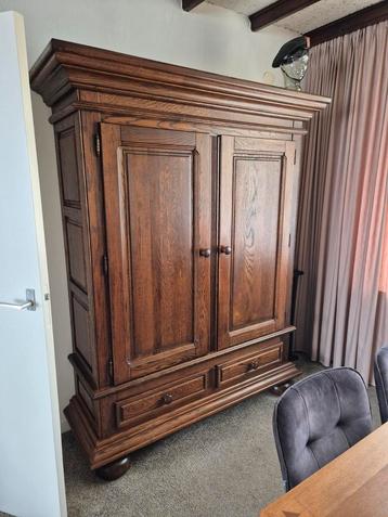 Donker eikenhouten kast beschikbaar voor biedingen