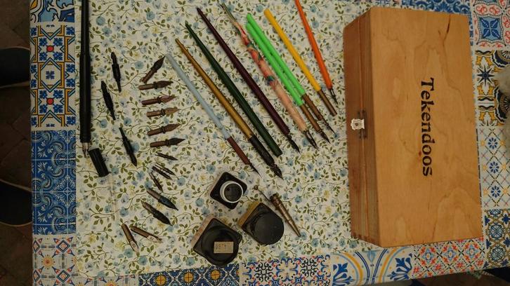 Tekendoos met kroontjespennen & Oost Indische inkt, Hobby en Vrije tijd, Tekenen, Overige typen, Ophalen of Verzenden