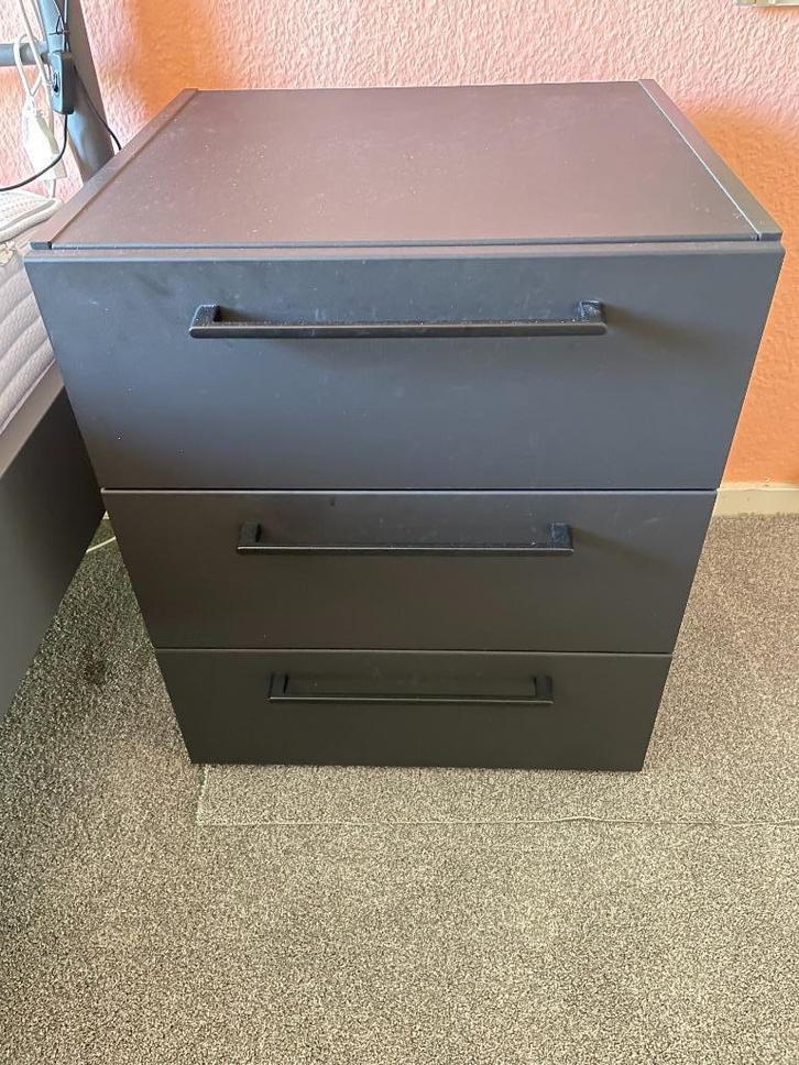2 degelijke nachtkastjes, Huis en Inrichting, Slaapkamer | Nachtkastjes, Zo goed als nieuw, 70 cm of meer, Minder dan 45 cm, Ophalen