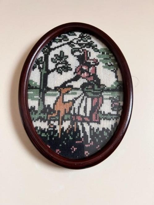 NIEUW Gehaakte figuren vrouw/hond als wanddecoratie in lijst, Huis en Inrichting, Woonaccessoires | Lijsten, Nieuw, Minder dan 50 cm