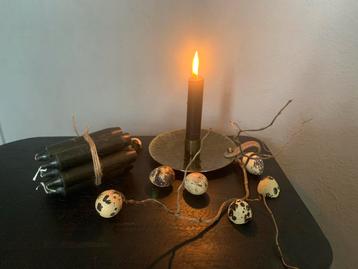 Kandelaar en kaarsjes beschikbaar voor biedingen