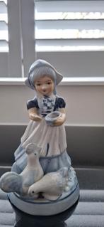 Beeld Delftx blauw; meisje voert kippen, Verzamelen, Beelden en Beeldjes, Ophalen of Verzenden, Zo goed als nieuw, Mens