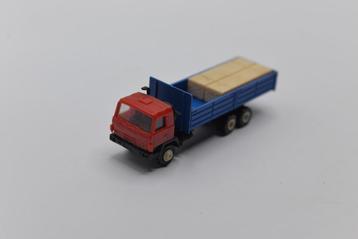 Klein formaat Tatra 815 vrachtwagen met lading beschikbaar voor biedingen