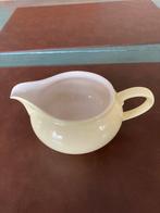 Regout Maastricht Pastel Geel Melkkannetje - Gaaf!, Huis en Inrichting, Ophalen of Verzenden, Aardewerk, Effen, Overige typen