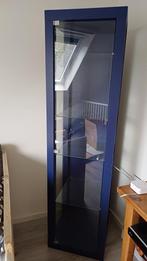 Blauwe Ikea Fabrikör vitrinekast, Huis en Inrichting, Kasten | Vitrinekasten, Ophalen, Met deur(en), Glas, 50 tot 100 cm
