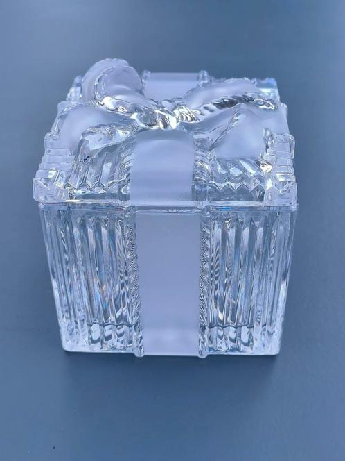 Vintage Bakje loodkristal in de vorm van cadeau met strik, Antiek en Kunst, Antiek | Glas en Kristal, Ophalen