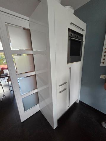 Moderne keukenkast met apothekerslade en bovenkast beschikbaar voor biedingen
