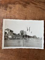 Originele foto 30-er jaren sportterrein met vlaggen, Ophalen of Verzenden, Landmacht, Duitsland, Foto of Poster