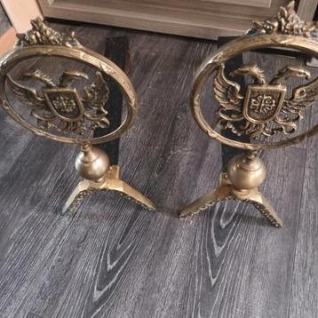 Set van twee antieke vuurbokken met een uniek ontwerp.  beschikbaar voor biedingen