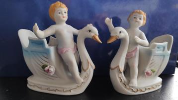 2 Jardinières zwaanslee met Putti, li.+re. Bisque porselein beschikbaar voor biedingen