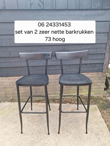 Set van 2 nette matzwarte barkrukken  beschikbaar voor biedingen
