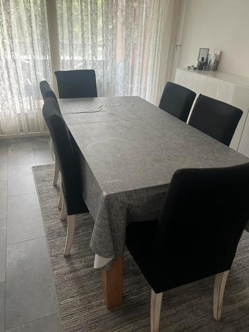 Eettafel met 6 eetstoelen. beschikbaar voor biedingen