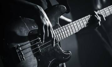 Bassist gezocht beschikbaar voor biedingen