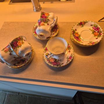 Royal Albert Old Country Rose koffie kopjes en schotels beschikbaar voor biedingen