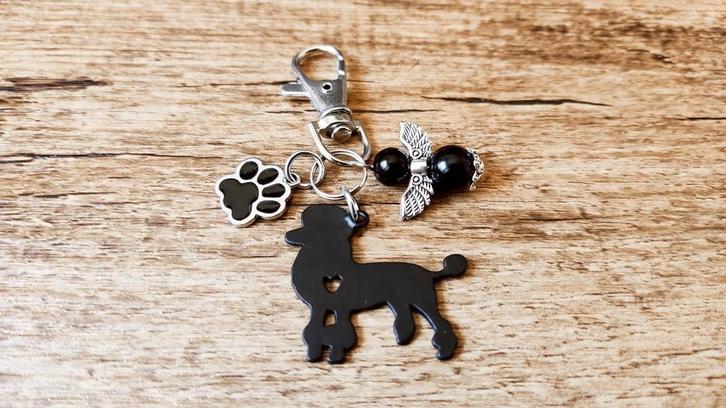 Sleutelhanger Konings poedel zwart met beschermengeltje, Dieren en Toebehoren, Honden-accessoires, Nieuw, Verzenden
