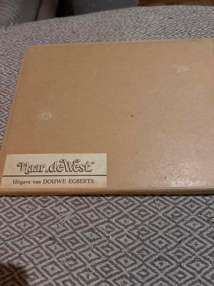 Douwe Egberts - Naar de West - Album, Boeken, Catalogussen en Folders, Gelezen, Catalogus, Ophalen of Verzenden