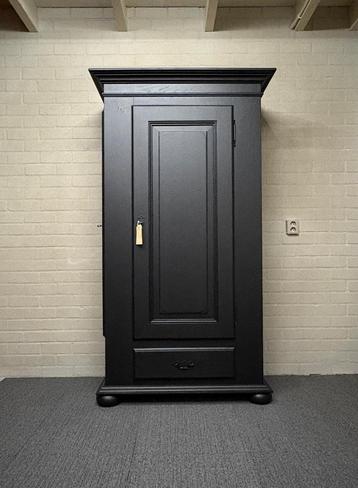 Landelijke eiken jagerskast uitvoering mat zwart beschikbaar voor biedingen