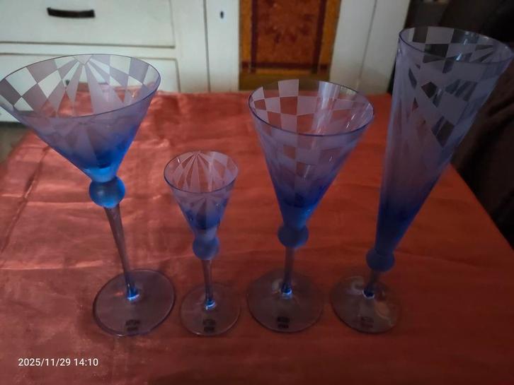 Set van 4 blauwe Asteria Design (coctail) Tsjechische glazen, Huis en Inrichting, Woonaccessoires | Schalen en Manden, Nieuw, Schaal