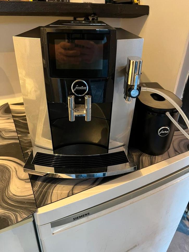 Jura S8 volautomaat met melkkoelkast, Witgoed en Apparatuur, Koffiezetapparaten, Zo goed als nieuw, Koffiemachine, 10 kopjes of meer