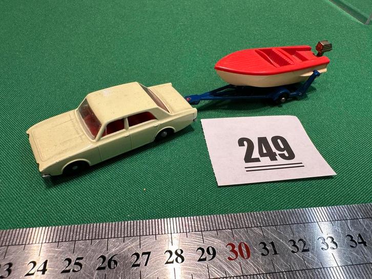 249 Lesney no45 Ford corsair +n048 boot met trailer, Hobby en Vrije tijd, Modelauto's | 1:87, Gebruikt, Bus of Vrachtwagen, Lesney