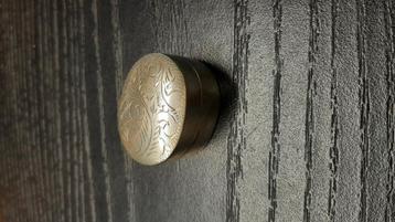 Pillendoosje beschikbaar voor biedingen
