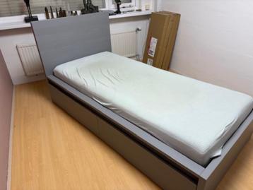 Malm Ikea Bed met opbergbakken op wielen beschikbaar voor biedingen
