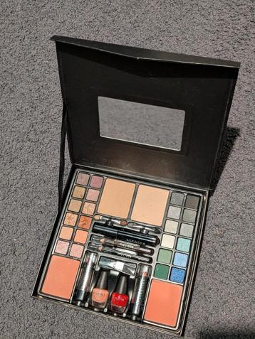 Max &More make up doos met spiegel! beschikbaar voor biedingen