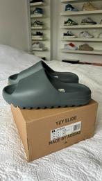 YEEZY SLIDE SLATE MARINE 43, Kleding | Heren, Nieuw, Slippers, Ophalen of Verzenden, Adidas