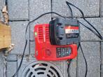Milwaukee 5Ah M18 accu en lader, Doe-het-zelf en Verbouw, Gereedschap | Boormachines, Ophalen, Zo goed als nieuw, 600 watt of meer
