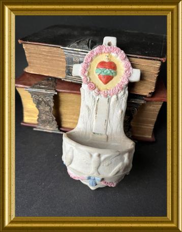 Antiek porseleinen wijwaterbakje : hart, duiven, roosjes beschikbaar voor biedingen