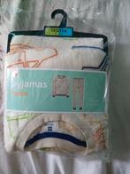 Nieuwe fleece pyjama met auto 's erop.  Maat 122/128., Kinderen en Baby's, Nacht- of Onderkleding, Jongen of Meisje, Nieuw, Ophalen of Verzenden