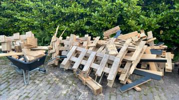 Gratis bult brandhout beschikbaar voor biedingen