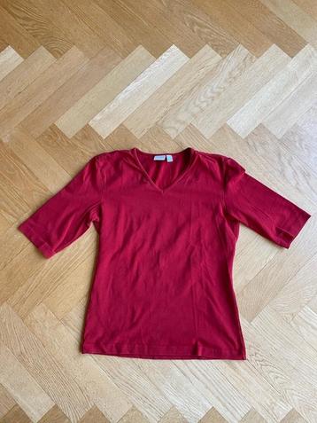 Donkerrood t-shirt met v-hals Esprit, maat S beschikbaar voor biedingen