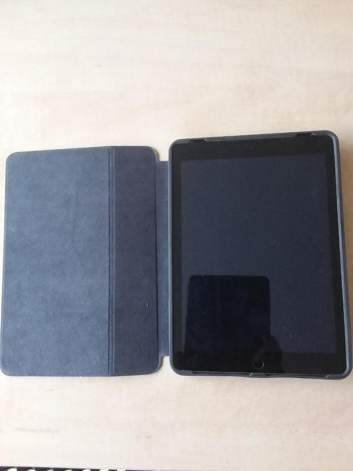 Apple Ipad 2017 model A1823, Computers en Software, Apple iPads, Zo goed als nieuw, Apple iPad, Wi-Fi en Mobiel internet, 10 inch