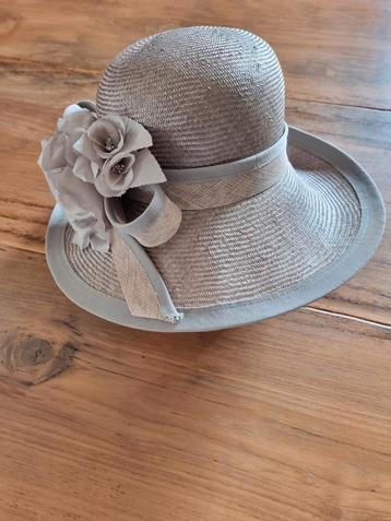 Mooie taupe kleurige hoed mt 55-57cm beschikbaar voor biedingen